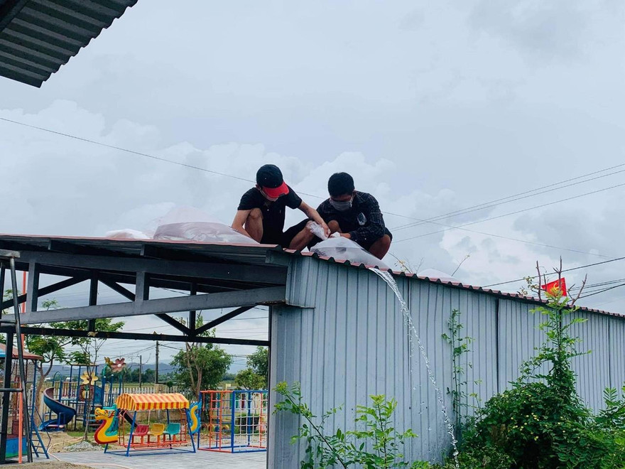 Chủ động giằng chống, gia cố mái lợp mái lợp trường học tại huyện Phú Vang, TT-Huế