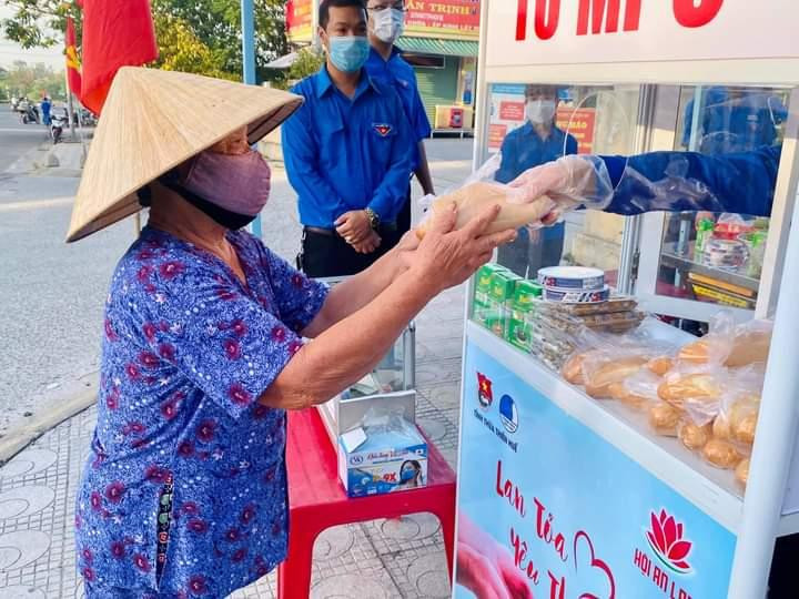 Tủ mì 0 đồng dành cho người nghèo mở cửa lúc 6h sáng mỗi ngày