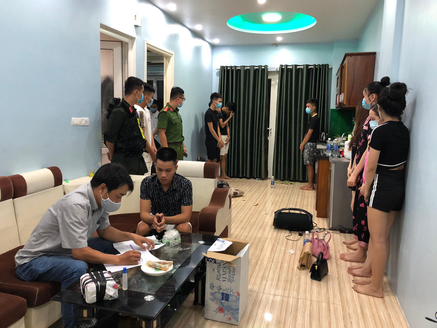Phát hiện quả tang nhóm nam nữ thanh niên tụ tập tại căn hộ chung cư để "phê" ma túy.