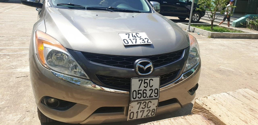 Chiếc xe chở gỗ lậu và "làm xiếc" như phim hành động này có đến 3 biển số.