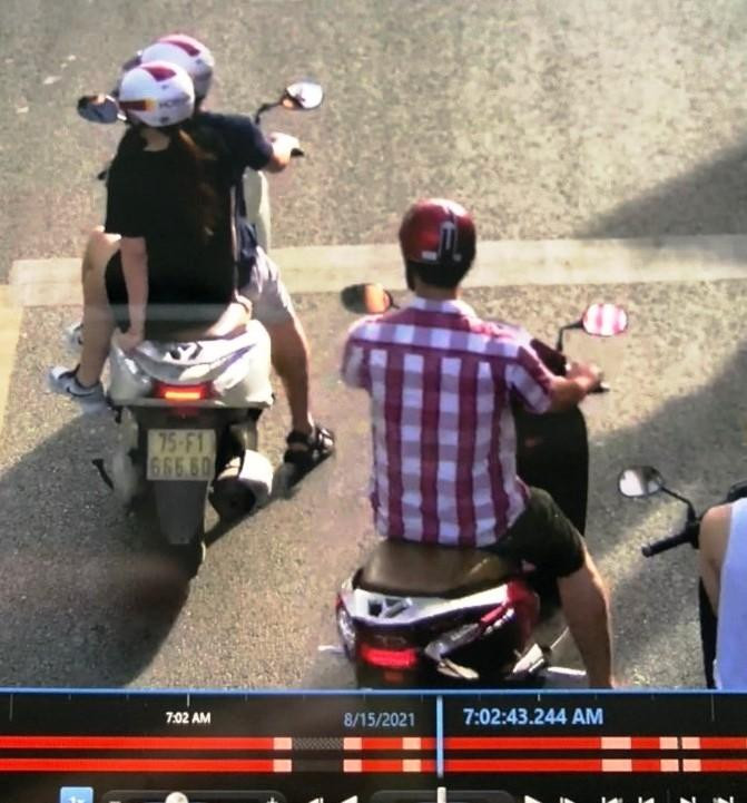 Hình ảnh đối tượng nhảy tàu di chuyển trên đường cùng bạn gái được camera giám sát đô thị ghi lại