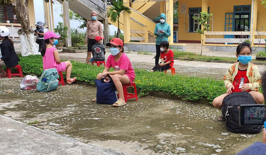 Học sinh tiểu học tại phường Hương Chữ (Hương Trà, TT-Huế) chuẩn bị sẵn túi xách vật dụng để đi cách ly tập trung