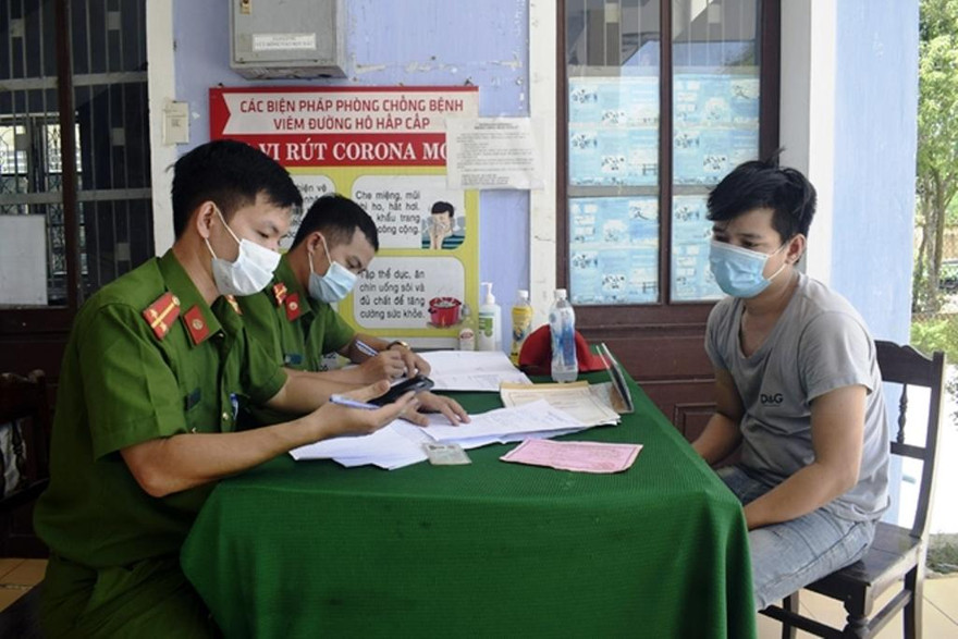 Công an Phong Điền, TT-Huế, lập biên bản đối với tài xế Cảnh do điều khiển phương tiện vận tải vi phạm quy định phòng, chống dịch