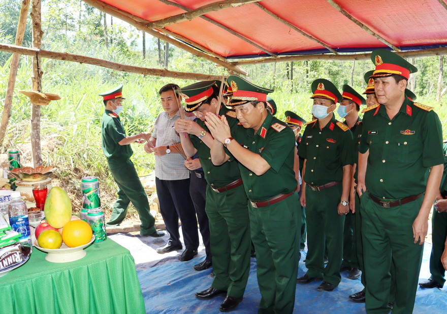 Trung tướng Trần Võ Dũng - Bí thư Đảng ủy, Chính ủy Quân khu 4 và đoàn cán bộ Quân khu dâng hương tưởng niệm 13 liệt sĩ tại Tiểu khu 67