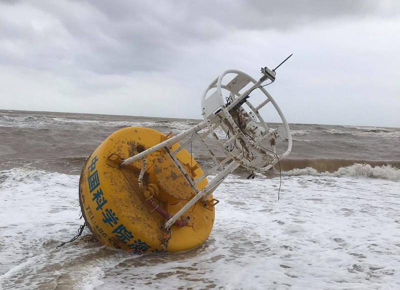 Vật thể nghi phao báo hiệu hàng hải dạt vào bờ biển TT-Huế