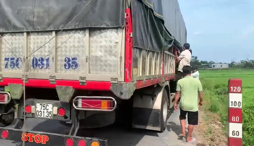 Phương tiện chở 8 người "trốn chui" trong các khoảng hở chứa hàng để tránh cách ly.