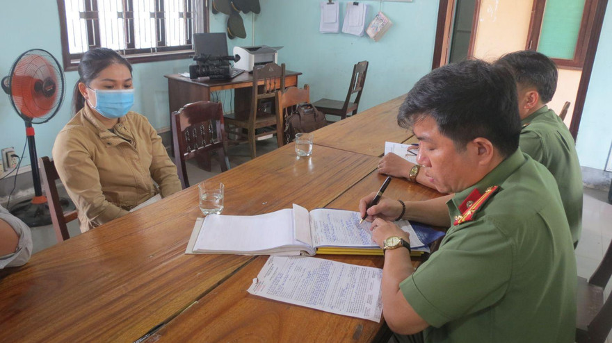 Công an làm việc với Hoàng Thị Phương và ra quyết định xử phạt vi phạm hành chính.