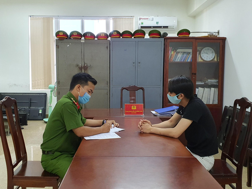 Lấy lời khai đối tượng nằm trong đường dây cá độ bóng đá "khủng" tại Huế.