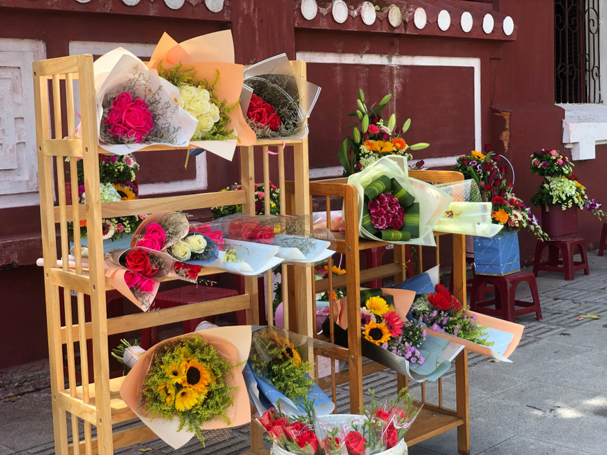 Các hàng hoa vắng khách, nhiều người kinh doanh cũng không đầu tư nhiều vào hoa tươi như mọi năm.