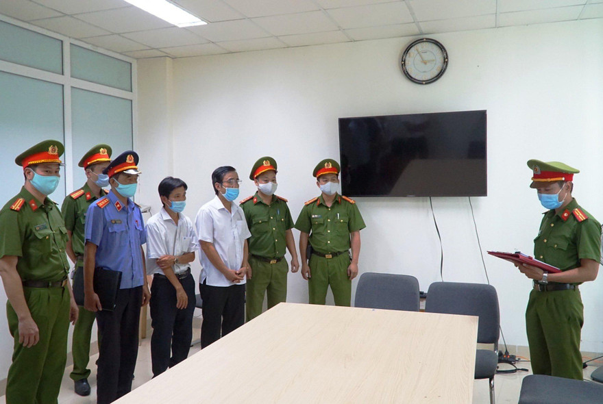 Đọc lệnh khởi tố các cựu cán bộ, nhân viên Ban Quản lý Dự án Đầu tư Xây dựng và Trung tâm Phát triển Quỹ đất TP Huế