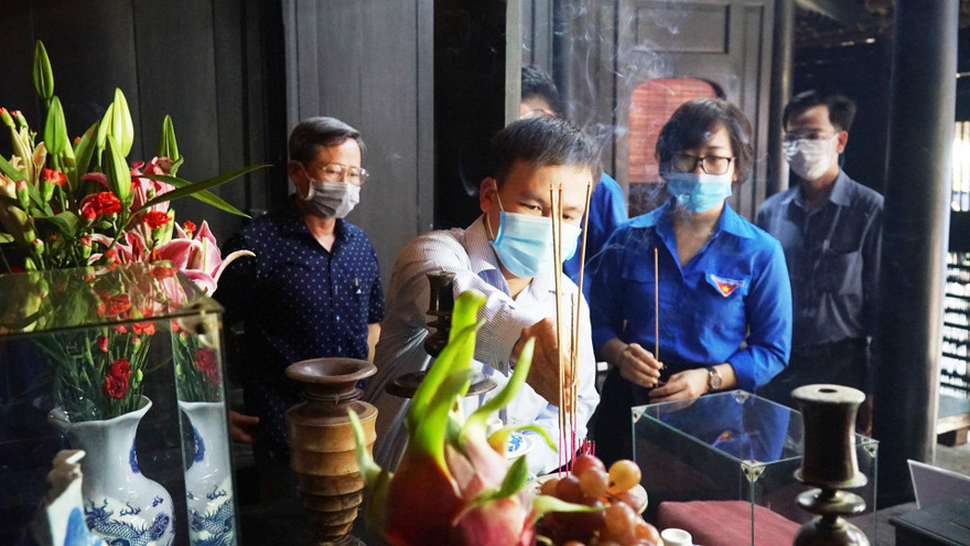 Dâng hương tại Nhà lưu niệm Chủ tịch Hồ Chí Minh kỷ niệm 110 năm Ngày Bác Hồ ra đi tìm đường cứu nước