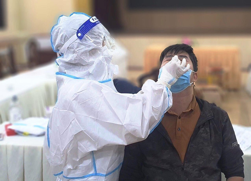 Nhân viên y tế TP Huế test nhanh kháng nguyên cho người dân