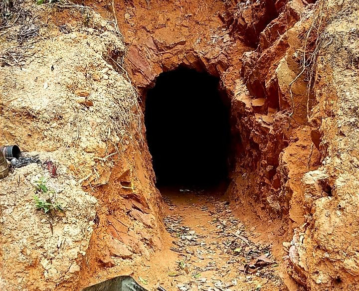 Những hầm khai thác vàng trái phép do "vàng tặc" tạo nên giữa vùng lõi rừng phòng hộ tại TT-Huế.