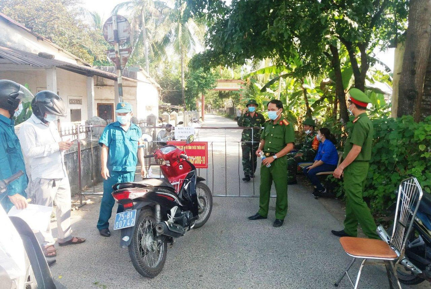 Lập chốt kiểm soát dịch bệnh tại huyện Phú Lộc, TT-Huế.