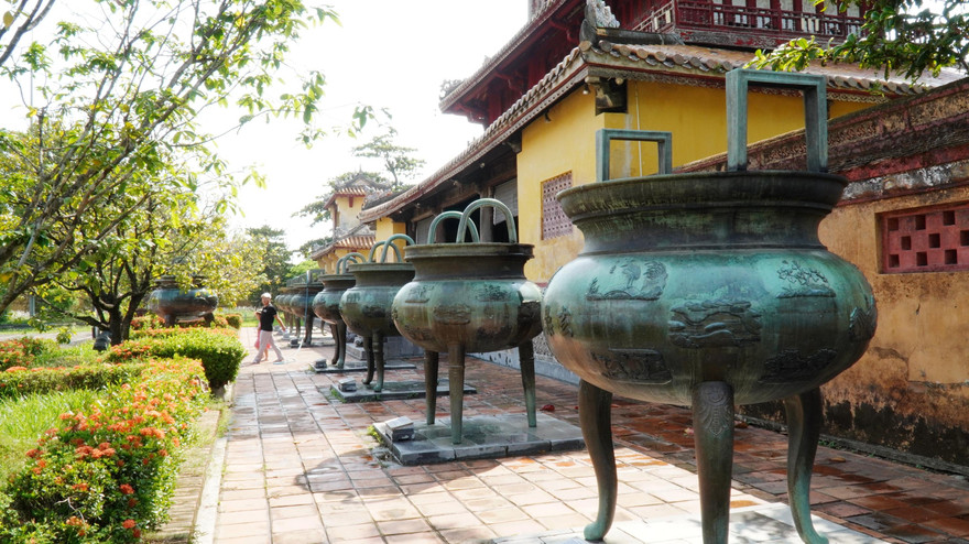 Báu vật Cửu đỉnh bên trong Hoàng thành Huế, sau lưng Hiển Lâm các.