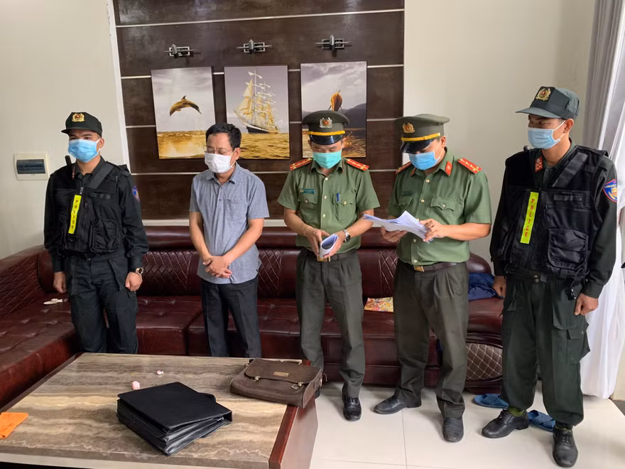 Bị can Trần Xuân Long (thứ hai từ trái sang)