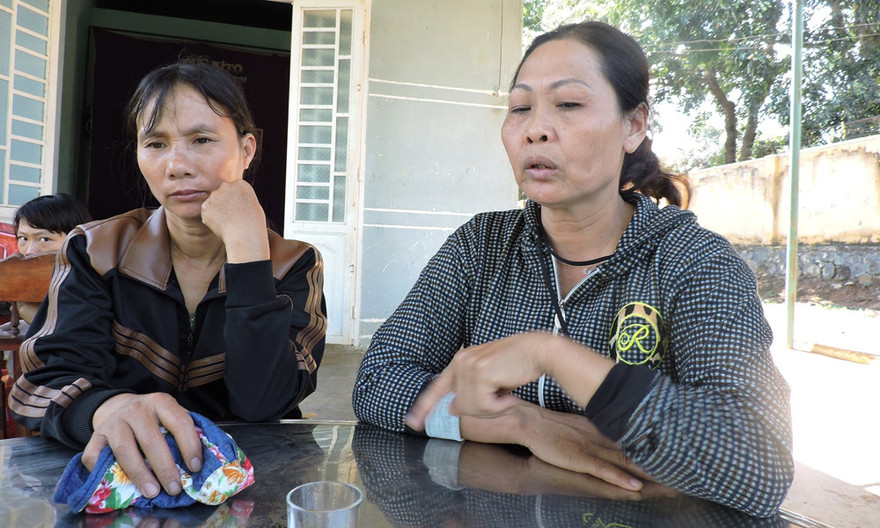 Mẹ của Quyền (áo da màu đen) đau buồn trước cái chết của con.