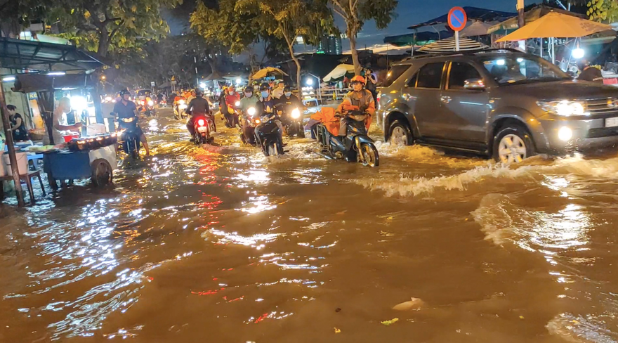 TP HCM triều cường dâng cao giao thông hỗn loạn 