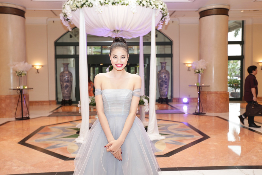Á hậu Phạm Hương vai trần quyến rũ làm cô dâu gợi cảm.