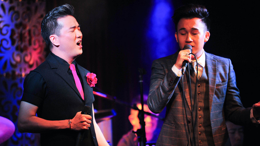 Dương Triệu Vũ và Mr. Đàm vẫn diễn cực sung dù bị ghép ảnh hôn nhau ngay trước khi lên sân khấu.