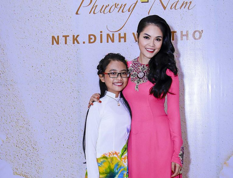 Phương Mỹ Chi mặc áo dài khoe dáng bên Dương Cẩm Lynh.