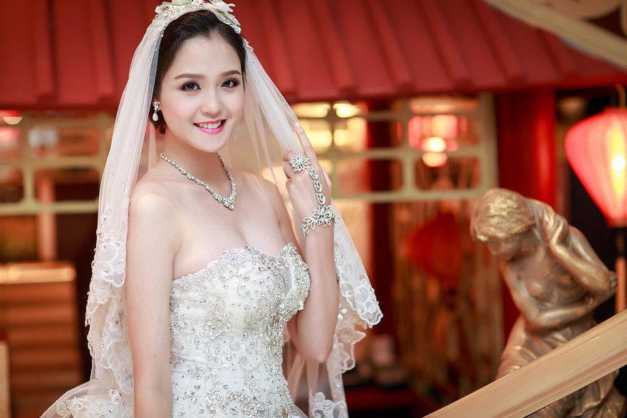 Á hậu Hoàng Anh hóa cô dâu gợi cảm.