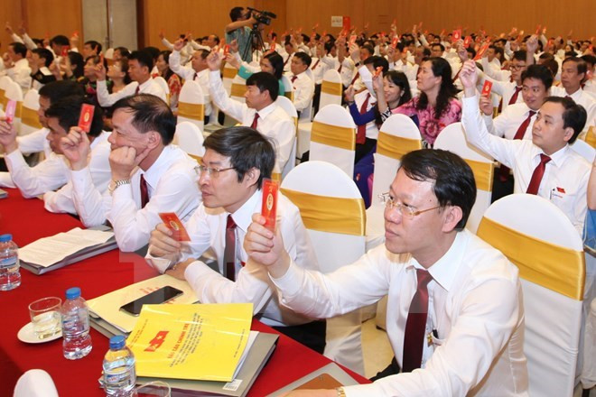 Biểu quyết lấy ý kiến tại một đại hội đảng bộ cơ sở. Ảnh: Ngọc Hà/TTXVN