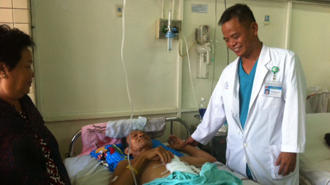 Bác sĩ Lương thăm hỏi ông Cho. Ảnh: Quốc Ngọc