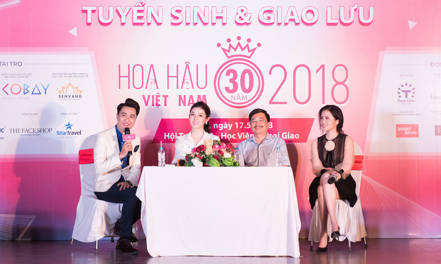 Nhà báo Vũ Tiến, Á hậu Huyền My, người đẹp Thuý Vi tại vuổi giao lưu.