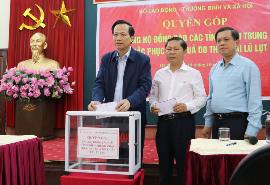 Lãnh đạo Bộ LĐ-TB&XH phát động ủng hộ người dân miền Trung bị thiệt hại do mưa, bão