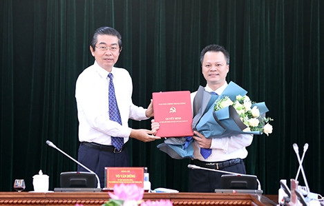 Ông Võ Văn Dũng trao quyết định và chúc mừng ông Vũ Huy Thường