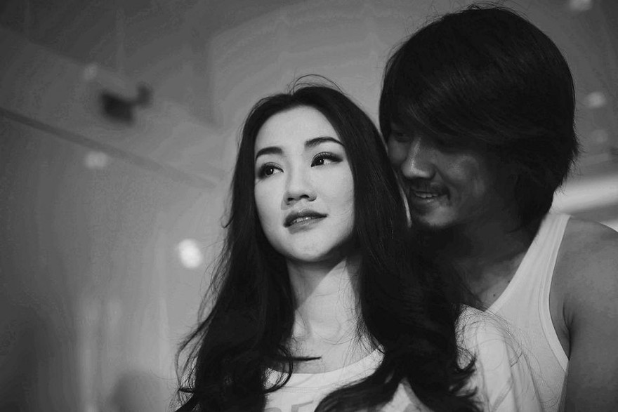 Ngày 7/1, ca sỹ Maya bất ngờ tung single và MV “Nhạc phim trắng đen”, một sáng tác của nhạc sỹ trẻ Phạm Hồng Phước, gây ngạc nhiên với công chúng, vì thời gian qua chị gần như ở ẩn, không xuất hiện trên các phương tiện truyền thông.