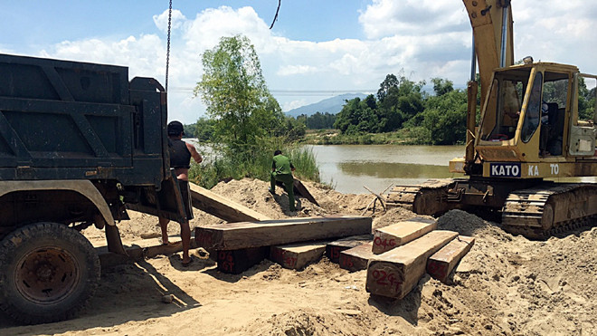 Bị phát hiện, 'lâm tặc' đánh chìm gỗ trên sông rồi tẩu thoát
