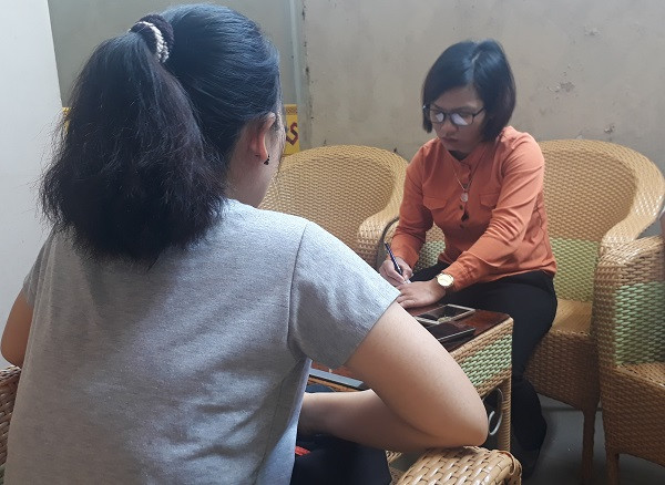 Bà Thắm kể lại sự việc với phóng viên