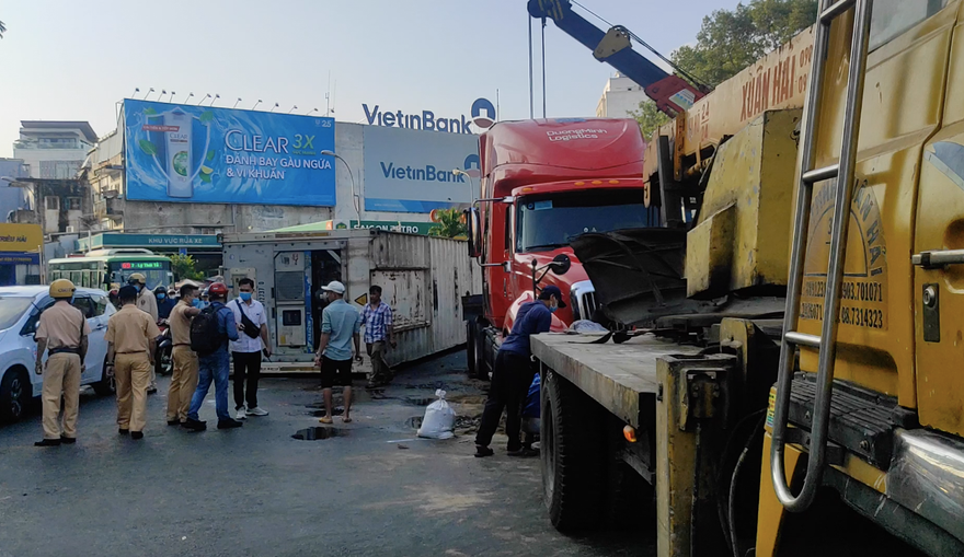 Xe container lật nhào ở trung tâm thành phố, giao thông tê liệt