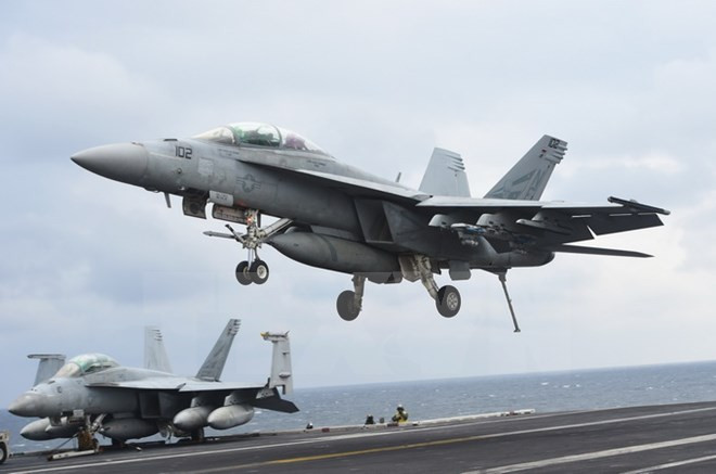 Máy bay chiến đấu F/A-18F Super Hornet hạ cánh xuống tàu sân bay USS Carl Vinson trong cuộc tập trận chung Mỹ và Hàn Quốc tại vùng biển phía Đông Bán đảo Triều Tiên ngày 14/3. (Nguồn: AFP/TTXVN)