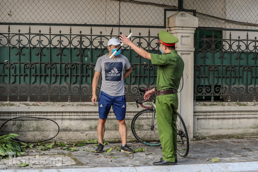 Phạt 42 triệu đồng với 21 người ra đường không lý do chính đáng ở Hà Nội