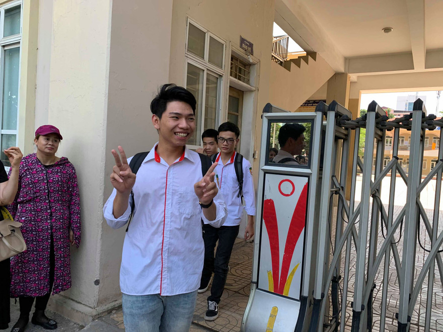 Thí sinh vui vẻ ra khỏi phòng thi tổ hợp môn Khoa học Tự nhiên sáng nay. Ảnh: Đỗ Hợp