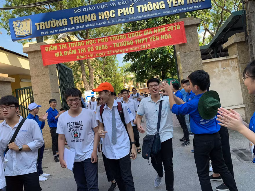 Thí sinh cười tươi ra khỏi phòng thi môn Ngoại ngữ. Ảnh: Đỗ Hợp