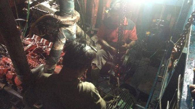 Các thuyền viên trên tàu cá NA 90489 TS đang khắc phục sửa chữa lại tàu cho kịp mùa cá.