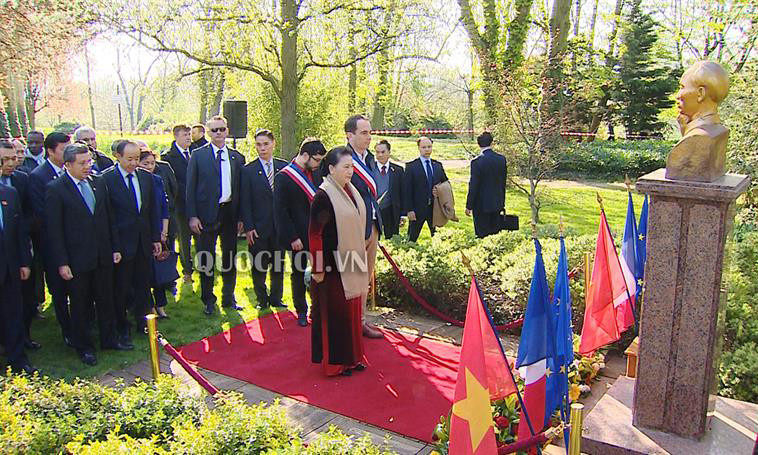 Chủ tịch Quốc hội Nguyễn Thị Kim Ngân và Đoàn công tác dâng hoa trước Tượng đài Chủ tịch Hồ Chí Minh tại Pháp.