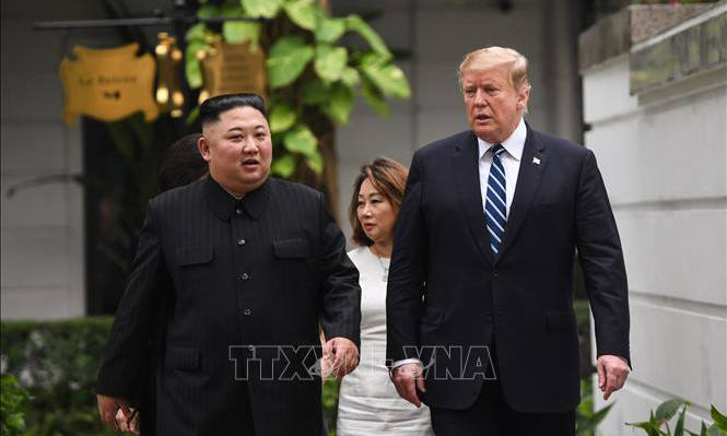Tổng thống Mỹ Donald Trump (phải) và Chủ tịch Triều Tiên Kim Jong-un tại Hội nghị thượng đỉnh Mỹ - Triều Tiên lần 2 ở Hà Nội ngày 28/2/2019. Ảnh: AFP/TTXVN.