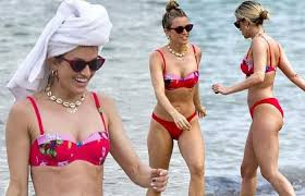 Cựu thành viên Pussycat Dolls khoe body bốc lửa trên biển