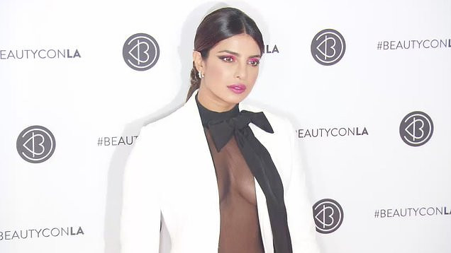 Hoa hậu Priyanka Chopra khoe ngực đầy nóng bỏng với phong cách không nội y