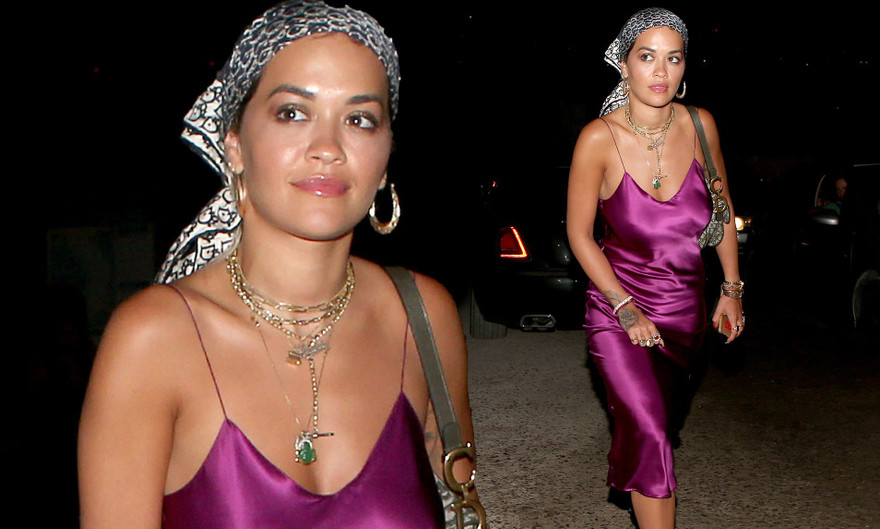 Cô được nhìn thấy đi ăn tối hôm 8/8 với váy lụa 2 dây mỏng tang, không áo ngực khiến fan 'hốt hoảng'.