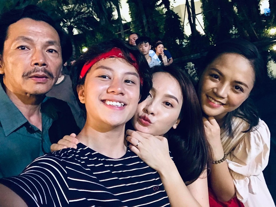 4 bố con ông Sơn hội ngộ quay ngoại truyện. 