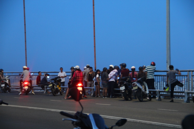 Nam thanh niên bỏ lại vợ chưa cưới trên cầu Thuận Phước rồi nhảy sông tự tử. Nhiều người dân hiếu kì tập trung trên cầu để xem lực lượng chức năng tìm kiếm nạn nhân