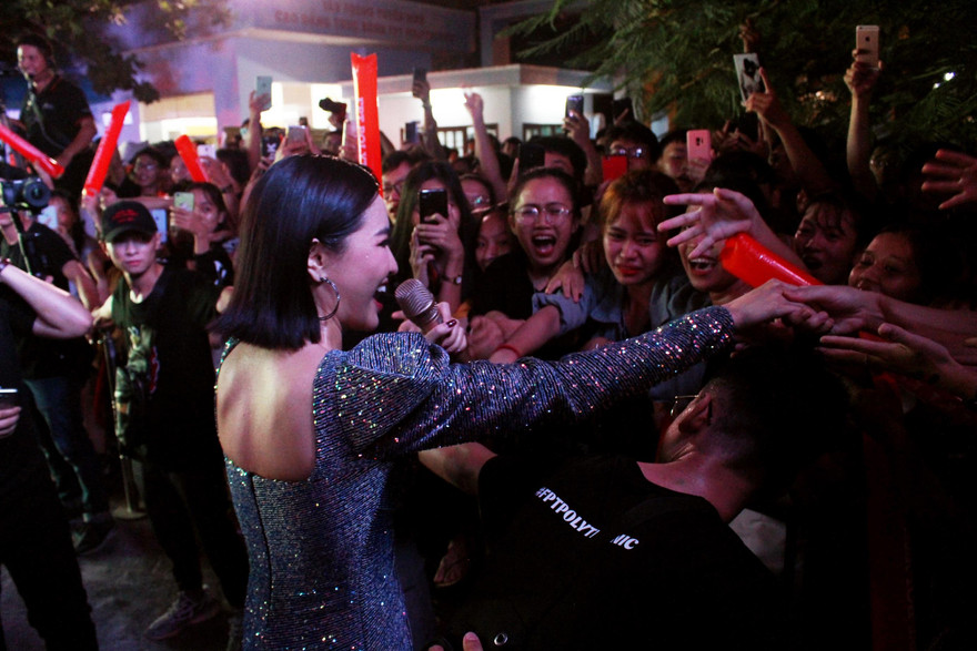 Bích Phương, Justa Tee 'cháy' cùng tân sinh viên Đà Nẵng