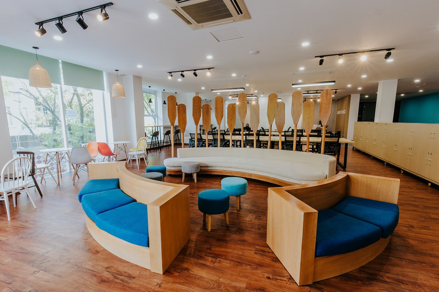 không gian chung Surf Space của cộng đồng khởi nghiệp Đà Nẵng có tổng diện tích 1000m2. Khu không gian làm việc chung dành cho cộng đồng khởi nghiệp, người làm tự do, lập trình viên, du mục kĩ thuật số… ở ngay vị trí trung tâm với diện tích sử dụng 50 chỗ