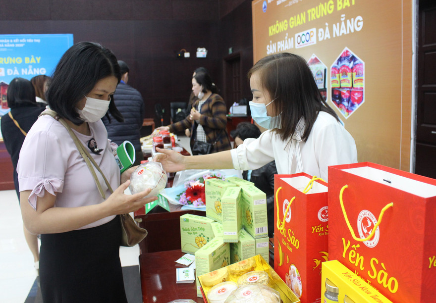 Đây là lần đầu Đà Nẵng trao giấy chứng nhận cho các sản phẩm OCOP. Đợt này, có 18 sản phẩm được công nhận sản phẩm OCOP cấp thành phố, gồm 7 sản phẩm được công nhận và phân hạng 4 sao; 11 sản phẩm OCOP phân hạng 3 sao